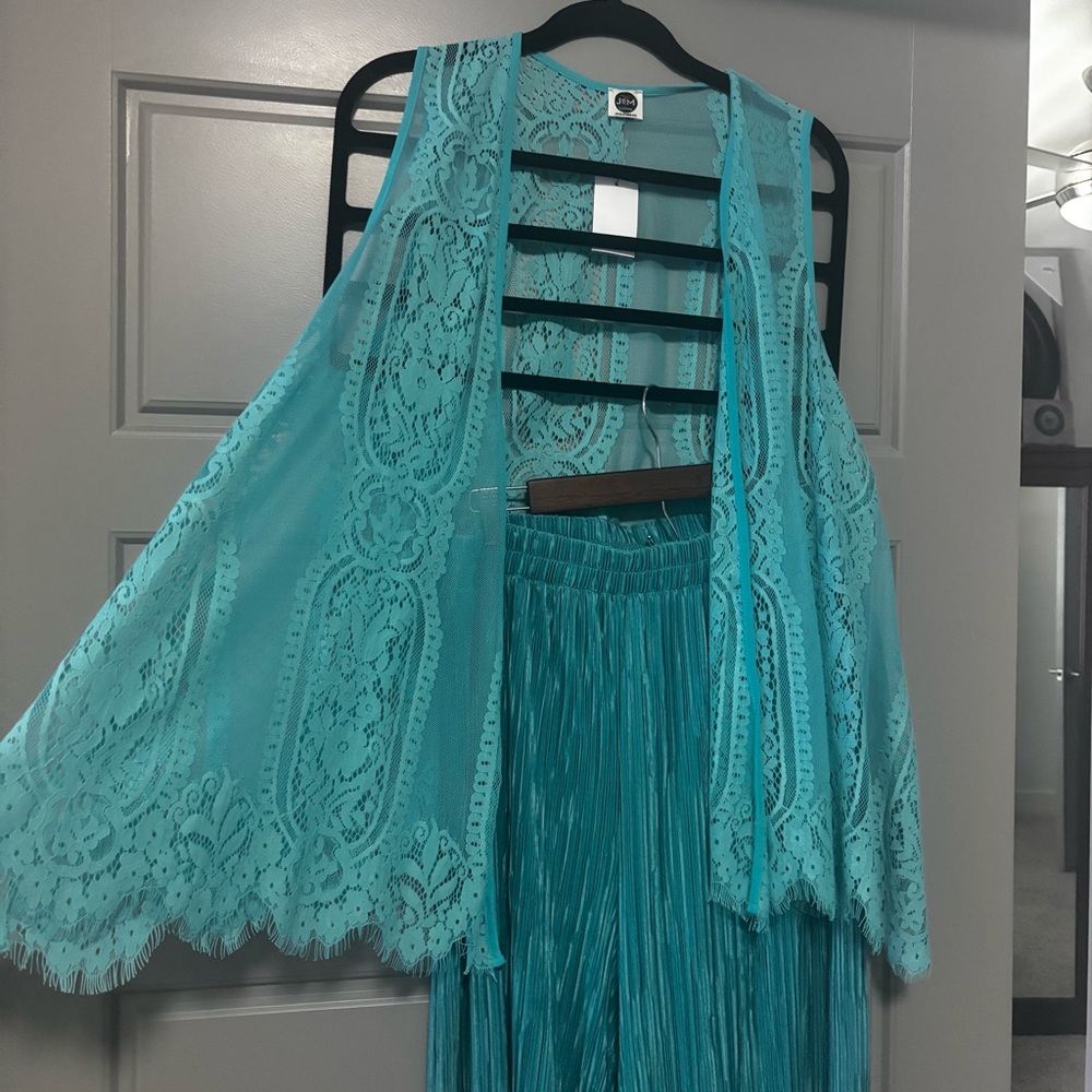 Fashion Nova set of trousers and a lace west ,color Tiffany,for tall women 5.92+ - Picture 3 of 16